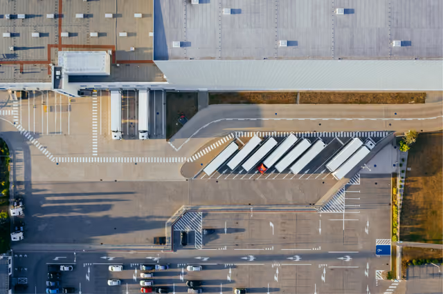 Centrum logistyczne, naczepy przy rampach